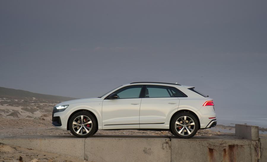  Audi Q8 55 TFSI Quattro S-Line 2019 года  (ZA) (фото 2 из 13)